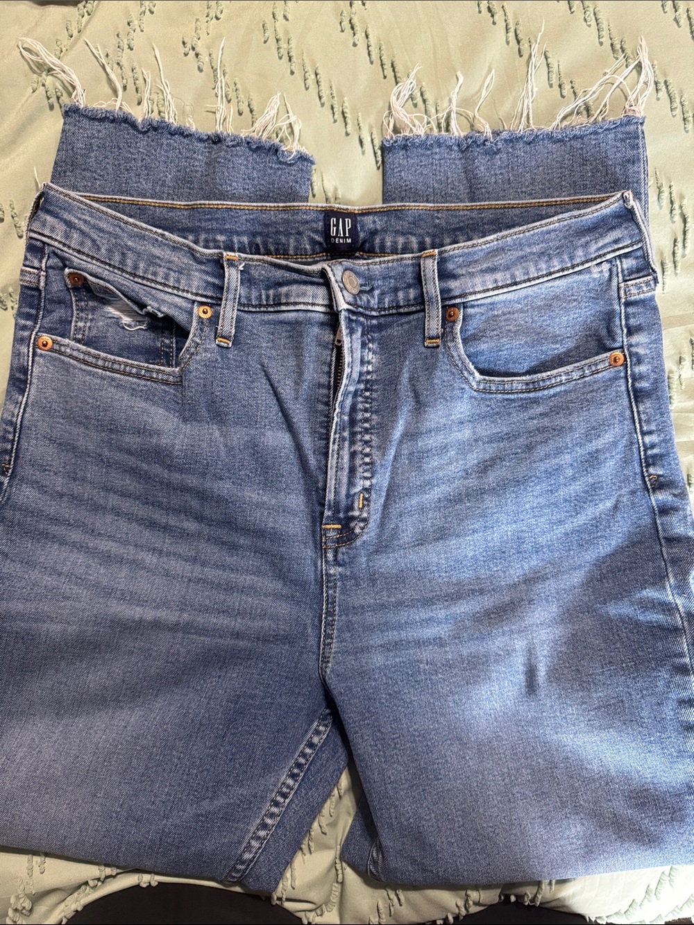 GAP Women's Medium Blue High-Rise Frayed Hem Cigarette jeans